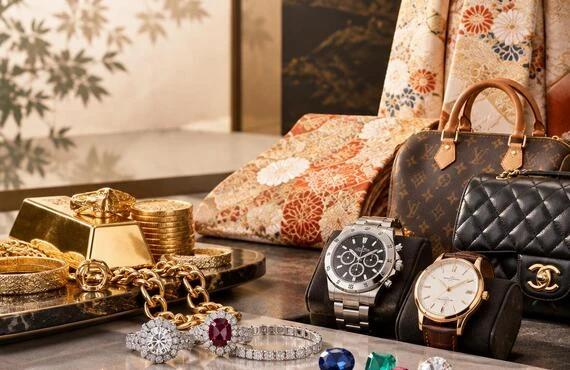 眠っている貴金属に、次の世代へつなぐ価値を。貴金属・着物・時計・ブランド品・宝石を、一点ずつ丁寧に査定します。